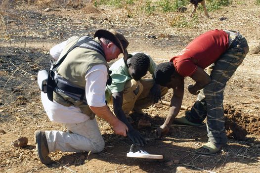 At the goldmine of Poura, a French arrived with a large metal detector. This still unknown technology causes curiosity and covetousness. A demonstration is one �ventement, the minor here work with tools of fortunes like plastic basins and pickaxes.                                  
