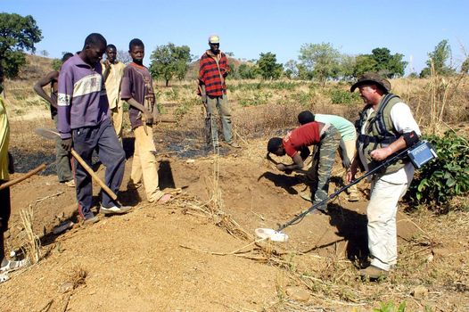 At the goldmine of Poura, a French arrived with a large metal detector. This still unknown technology causes curiosity and covetousness. A demonstration is one �ventement, the minor here work with tools of fortunes like plastic basins and pickaxes.                                  