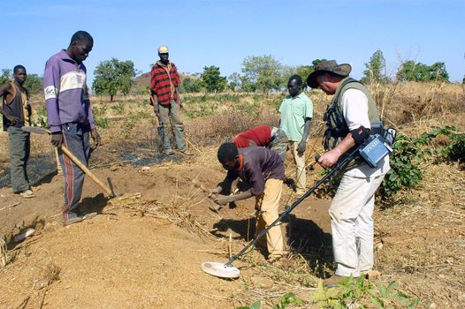 At the goldmine of Poura, a French arrived with a large metal detector. This still unknown technology causes curiosity and covetousness. A demonstration is one �ventement, the minor here work with tools of fortunes like plastic basins and pickaxes.                                  