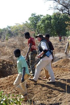At the goldmine of Poura, a French arrived with a large metal detector. This still unknown technology causes curiosity and covetousness. A demonstration is one �ventement, the minor here work with tools of fortunes like plastic basins and pickaxes.                                  