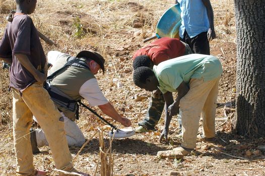 At the goldmine of Poura, a French arrived with a large metal detector. This still unknown technology causes curiosity and covetousness. A demonstration is one �ventement, the minor here work with tools of fortunes like plastic basins and pickaxes.                                  