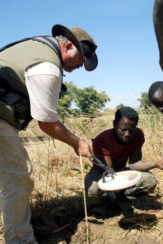 At the goldmine of Poura, a French arrived with a large metal detector. This still unknown technology causes curiosity and covetousness. A demonstration is one �ventement, the minor here work with tools of fortunes like plastic basins and pickaxes.                                  