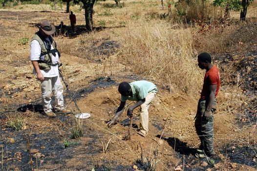 At the goldmine of Poura, a French arrived with a large metal detector. This still unknown technology causes curiosity and covetousness. A demonstration is one �ventement, the minor here work with tools of fortunes like plastic basins and pickaxes.                                  