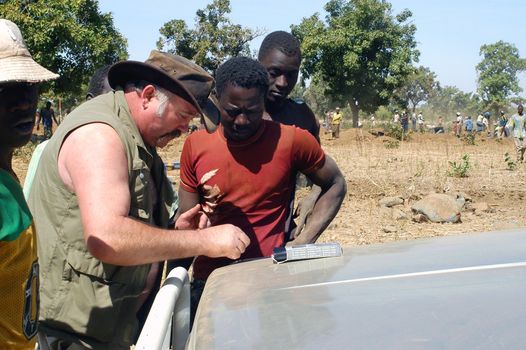 At the goldmine of Poura a French arrived and seeks to buy gold nuggets at the best price. Discussed are sharp and the cap of the car serves as office. The minors encircles the white man.                               