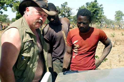 At the goldmine of Poura a French arrived and seeks to buy gold nuggets at the best price. Discussed are sharp and the cap of the car serves as office. The minors encircles the white man.                               