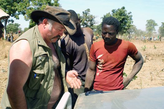 At the goldmine of Poura a French arrived and seeks to buy gold nuggets at the best price. Discussed are sharp and the cap of the car serves as office. The minors encircles the white man.                               