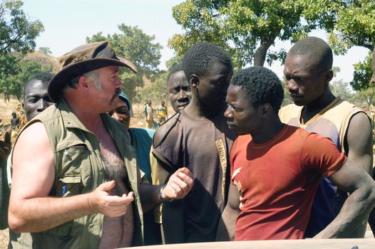 At the goldmine of Poura a French arrived and seeks to buy gold nuggets at the best price. Discussed are sharp and the cap of the car serves as office. The minors encircles the white man.                               