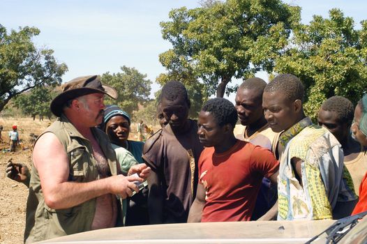 At the goldmine of Poura a French arrived and seeks to buy gold nuggets at the best price. Discussed are sharp and the cap of the car serves as office. The minors encircles the white man.                               