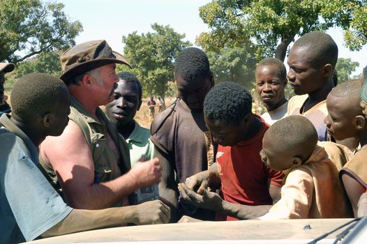At the goldmine of Poura a French arrived and seeks to buy gold nuggets at the best price. Discussed are sharp and the cap of the car serves as office. The minors encircles the white man.                               