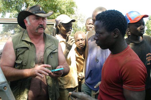 At the goldmine of Poura a French arrived and seeks to buy gold nuggets at the best price. Discussed are sharp and the cap of the car serves as office. The minors encircles the white man.                               