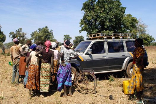 At the goldmine of Poura a French arrived and seeks to buy gold nuggets at the best price. Discussed are sharp and the cap of the car serves as office. The minors encircles the white man.                               