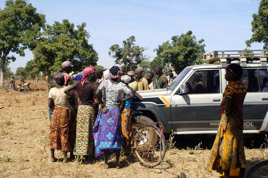 At the goldmine of Poura a French arrived and seeks to buy gold nuggets at the best price. Discussed are sharp and the cap of the car serves as office. The minors encircles the white man.                               