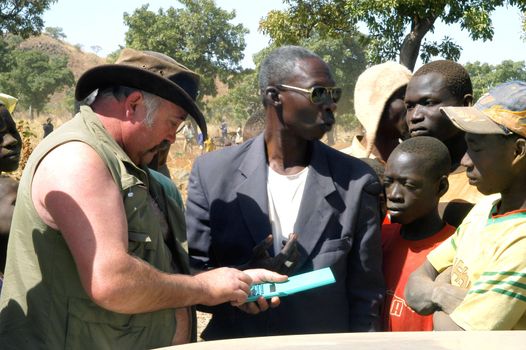 At the goldmine of Poura a French arrived and seeks to buy gold nuggets at the best price. Discussed are sharp and the cap of the car serves as office. The minors encircles the white man.                               