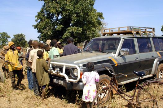 At the goldmine of Poura a French arrived and seeks to buy gold nuggets at the best price. Discussed are sharp and the cap of the car serves as office. The minors encircles the white man.                               