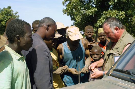 At the goldmine of Poura a French arrived and seeks to buy gold nuggets at the best price. Discussed are sharp and the cap of the car serves as office. The minors encircles the white man.                               