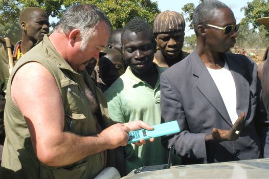 At the goldmine of Poura a French arrived and seeks to buy gold nuggets at the best price. Discussed are sharp and the cap of the car serves as office. The minors encircles the white man.                               