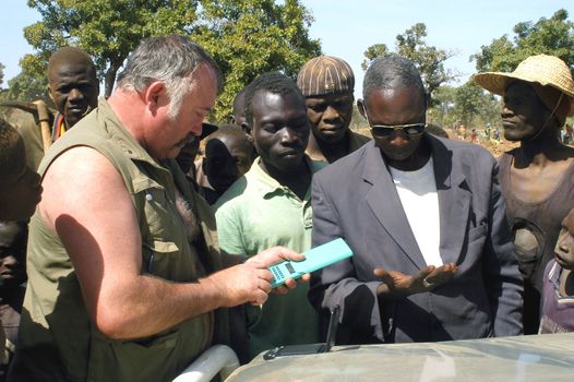 At the goldmine of Poura a French arrived and seeks to buy gold nuggets at the best price. Discussed are sharp and the cap of the car serves as office. The minors encircles the white man.                               