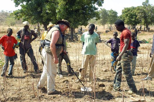 At the goldmine of Poura, a French arrived with a large metal detector. This still unknown technology causes curiosity and covetousness. A demonstration is one �ventement, the minor here work with tools of fortunes like plastic basins and pickaxes.                                  