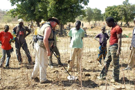 At the goldmine of Poura, a French arrived with a large metal detector. This still unknown technology causes curiosity and covetousness. A demonstration is one �ventement, the minor here work with tools of fortunes like plastic basins and pickaxes.                                  