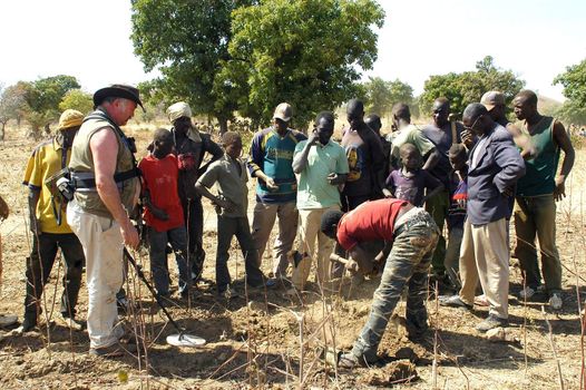 At the goldmine of Poura, a French arrived with a large metal detector. This still unknown technology causes curiosity and covetousness. A demonstration is one �ventement, the minor here work with tools of fortunes like plastic basins and pickaxes.                                  