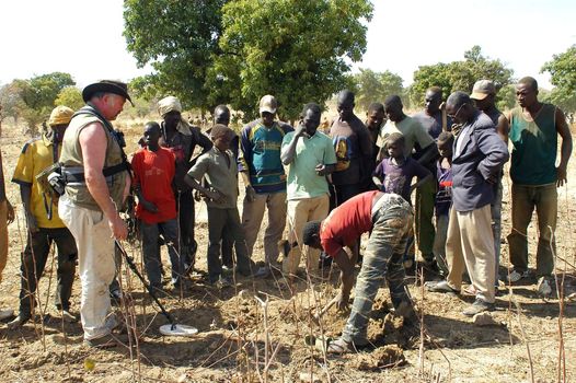 At the goldmine of Poura, a French arrived with a large metal detector. This still unknown technology causes curiosity and covetousness. A demonstration is one �ventement, the minor here work with tools of fortunes like plastic basins and pickaxes.                                  