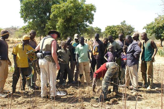 At the goldmine of Poura, a French arrived with a large metal detector. This still unknown technology causes curiosity and covetousness. A demonstration is one �ventement, the minor here work with tools of fortunes like plastic basins and pickaxes.                                  