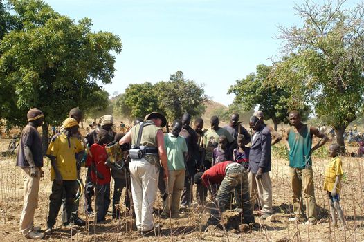 At the goldmine of Poura, a French arrived with a large metal detector. This still unknown technology causes curiosity and covetousness. A demonstration is one �ventement, the minor here work with tools of fortunes like plastic basins and pickaxes.                                  