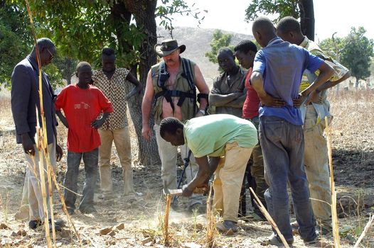At the goldmine of Poura, a French arrived with a large metal detector. This still unknown technology causes curiosity and covetousness. A demonstration is one �ventement, the minor here work with tools of fortunes like plastic basins and pickaxes.                                  