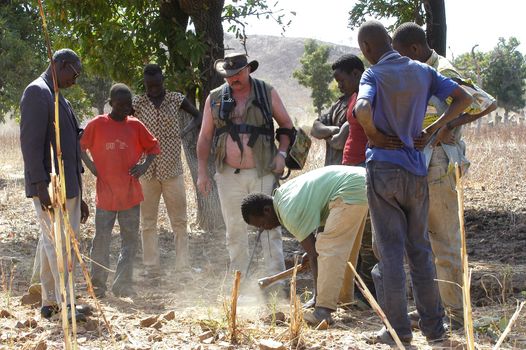 At the goldmine of Poura, a French arrived with a large metal detector. This still unknown technology causes curiosity and covetousness. A demonstration is one �ventement, the minor here work with tools of fortunes like plastic basins and pickaxes.                                  