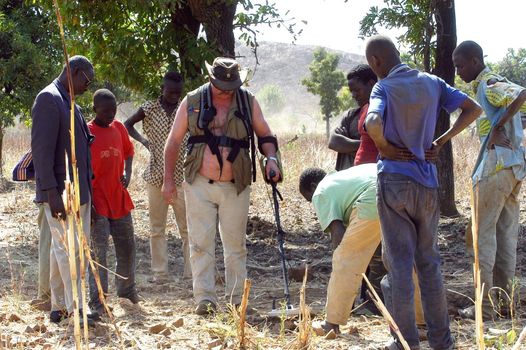 At the goldmine of Poura, a French arrived with a large metal detector. This still unknown technology causes curiosity and covetousness. A demonstration is one �ventement, the minor here work with tools of fortunes like plastic basins and pickaxes.                                  
