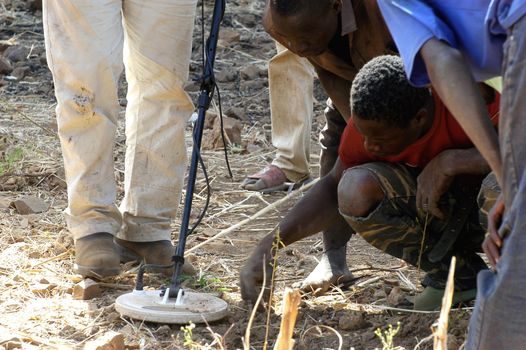 At the goldmine of Poura, a French arrived with a large metal detector. This still unknown technology causes curiosity and covetousness. A demonstration is one �ventement, the minor here work with tools of fortunes like plastic basins and pickaxes.                                  
