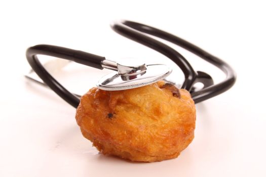 An donut being investigated bij a stethoscope
