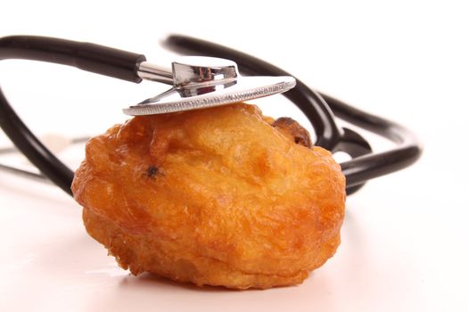 An donut being investigated bij a stethoscope