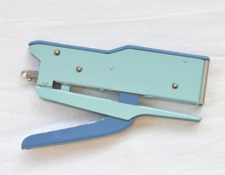 Stapler to join sheets of paper with metal staple