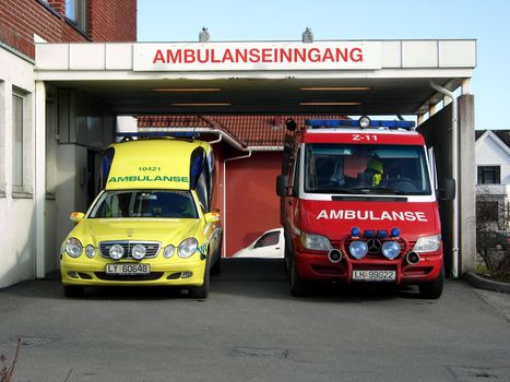 Norwegian Ambulance. (old and new)
Outside hospital in Larvik, Vestfold, Norway.
Ambulanseinngang Larvik sykehus - 2007.