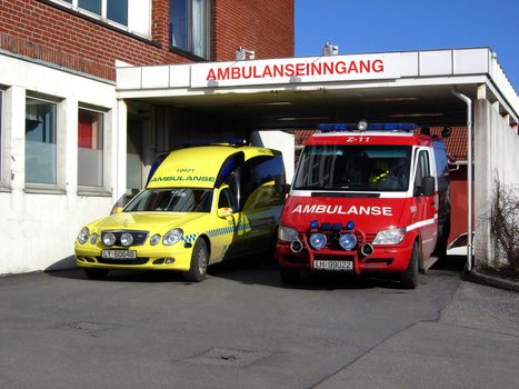 Norwegian Ambulance. (old and new)
Outside hospital in Larvik, Vestfold, Norway.
Ambulanseinngang Larvik sykehus - 2007.