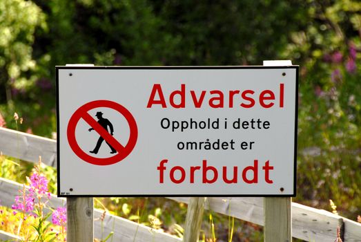 Norwegian Text on sign: Advarsel, Opphold i dette området er forbudt. -- Norway 2008.