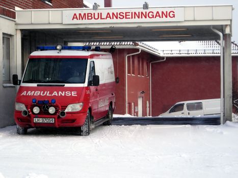 Norwegian Ambulance.
Outside hospital in Larvik, Vestfold, Norway.
Ambulanseinngang Larvik sykehus - 2007.