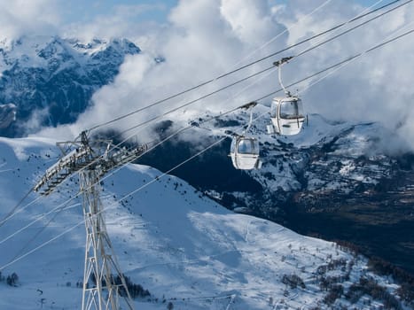 Two-person cable cabin in Les deux Alpes