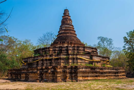 Ton Kok temple has a round pagoda, a bell-shaped pagoda with three layers of platform, and many other historical relics. Most of them are art and architectural items from the 8th - 22nd centuries B.E. or between the end of the Hariphunchai era and the beginning of the Lanna period.