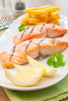 Grilled salmon fillets with chips 