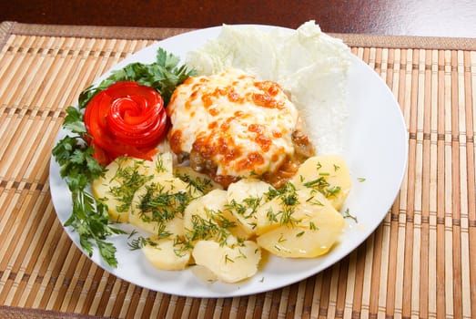 meat with potatoes and vegetableClose-up