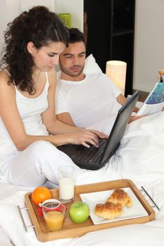 couple eating breakfast in hotel room