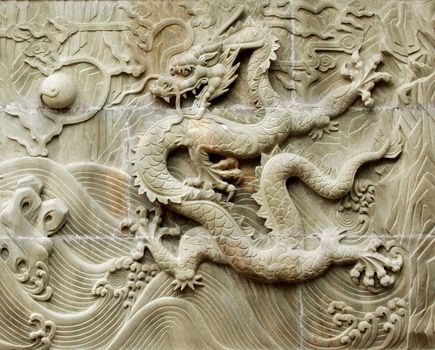 dragon's relief : chinese royal totem