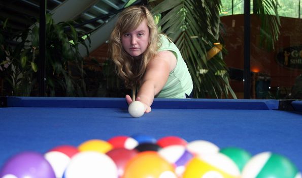 Lucy playing american pool, about to break.