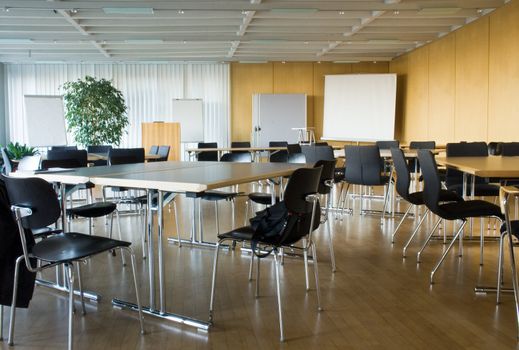 An empty room ready to welcome business people.