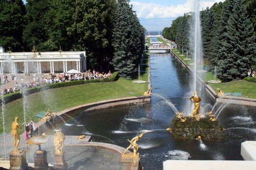 Hundreds of fountains and golden statues surround Peter's Palace- Rusias answer to Versailles.
Built between 1709 and 1724 by over 5000 soldiers and slaves was distreyed in WW11 and in the 50's 
rebuilt from photographs and maps 
My other pictures of Saint Petersburg.