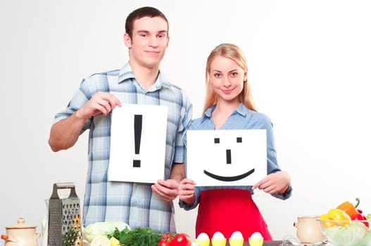 couple holding a plate with signs smile and exclamation