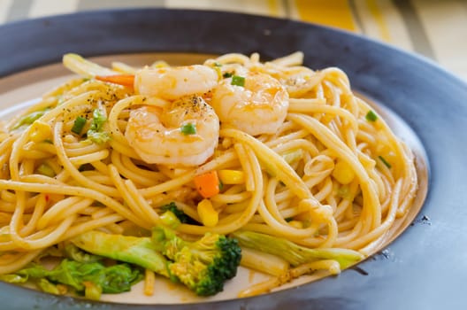 pasta with tomato sauce , shrimp  and vegetable