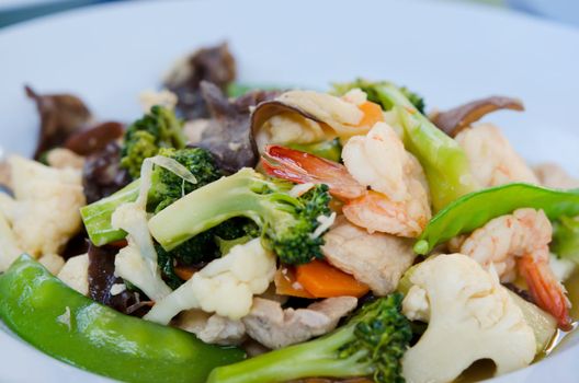 shrimp and pork  fried with oyster sauce  and mix vegetable